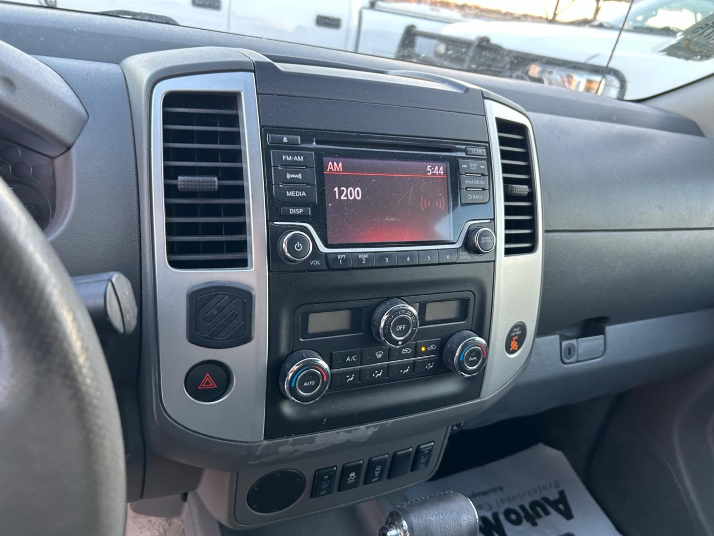 2018 White Nissan Frontier SV Crew Cab LWB 5AT 2WD (1N6AD0FR5JN) with an 4.0L V6 DOHC 24V engine, 5A transmission, located at 1687 Business 35 S, New Braunfels, TX, 78130, (830) 625-7159, 29.655487, -98.051491 - Photo#13